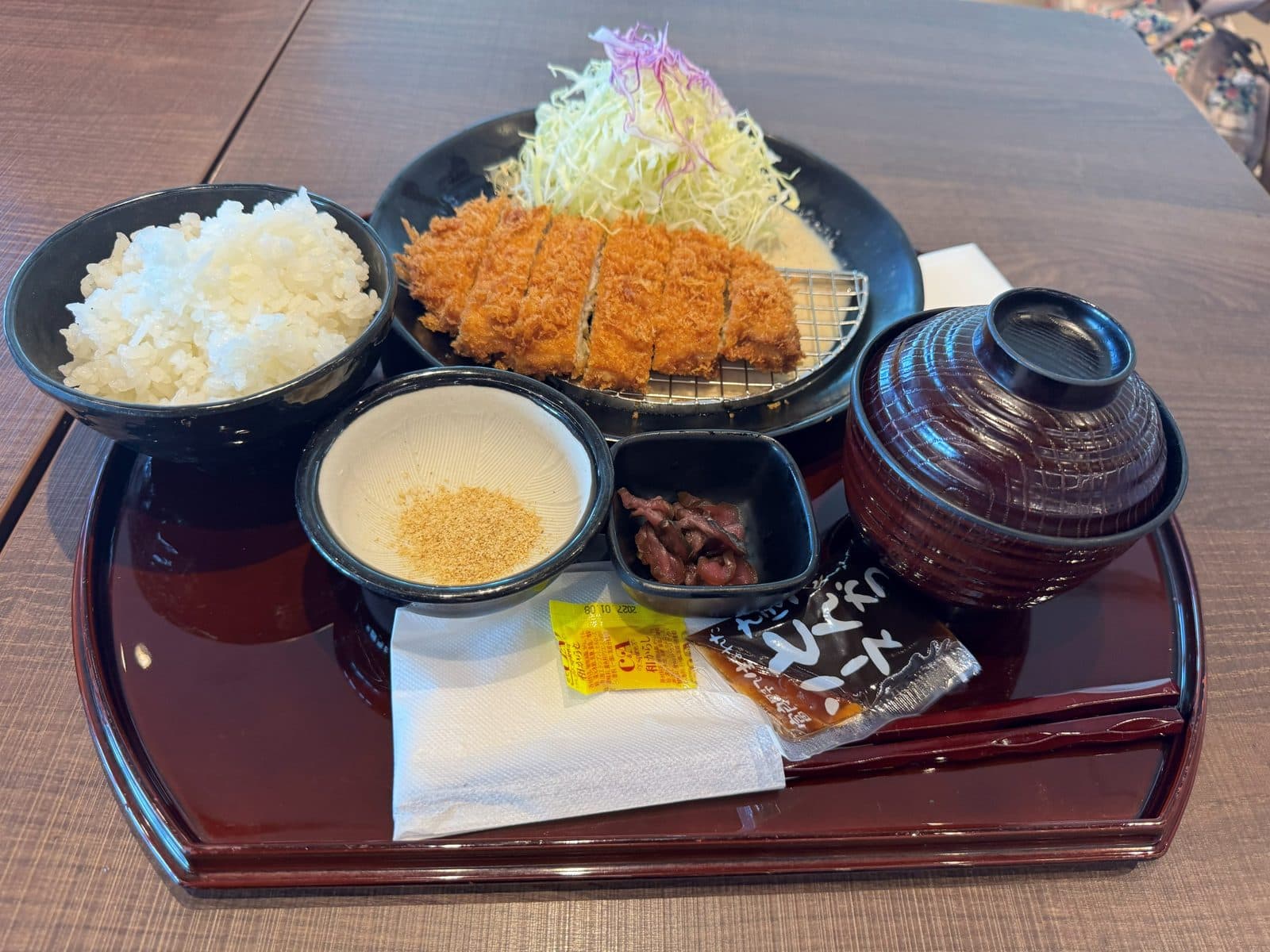 炸豬排定食,有炸豬排、高麗菜絲、白飯、味噌湯與磨芝麻的小碗