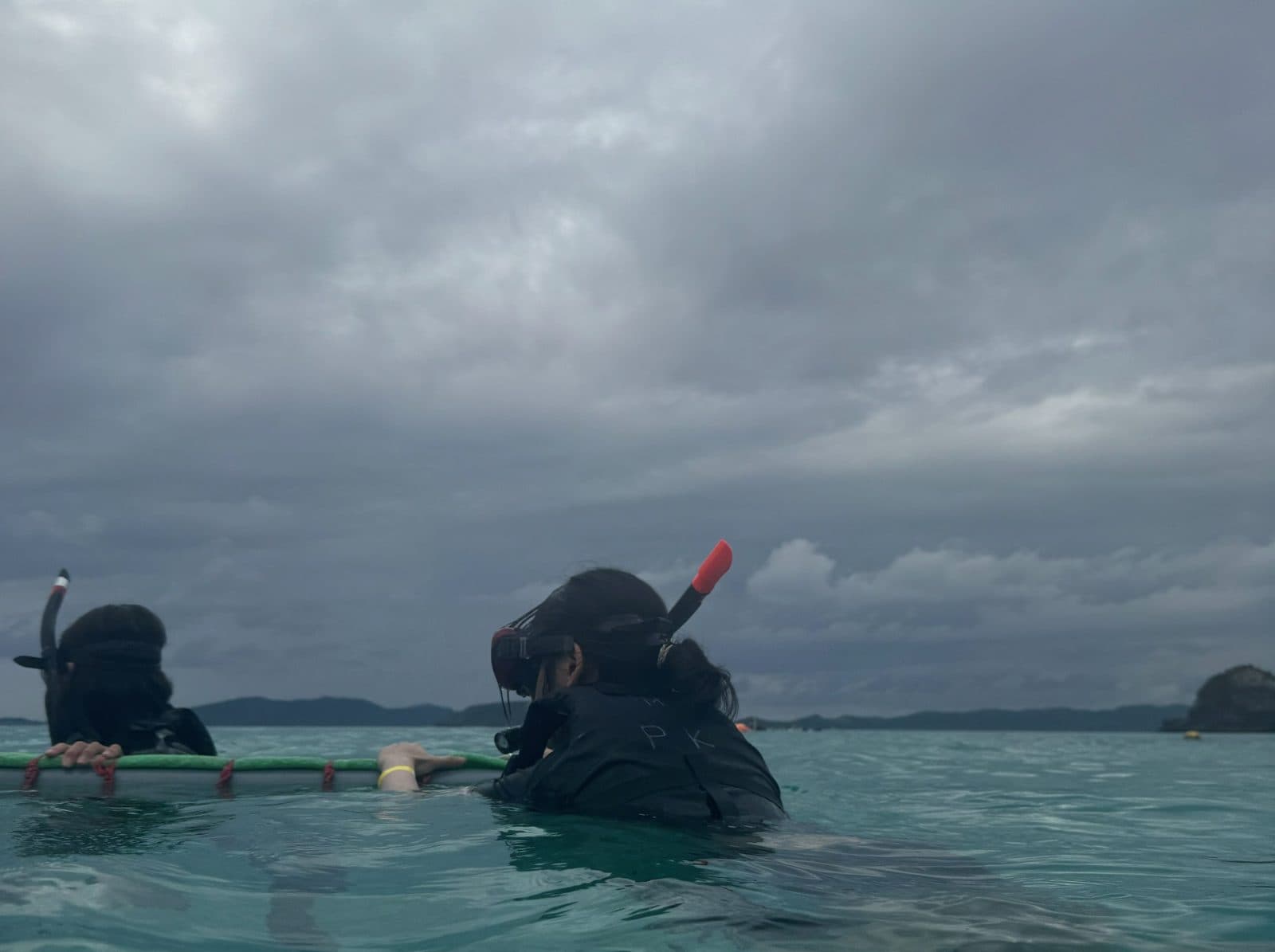 戴著面鏡與呼吸管在海面浮潛