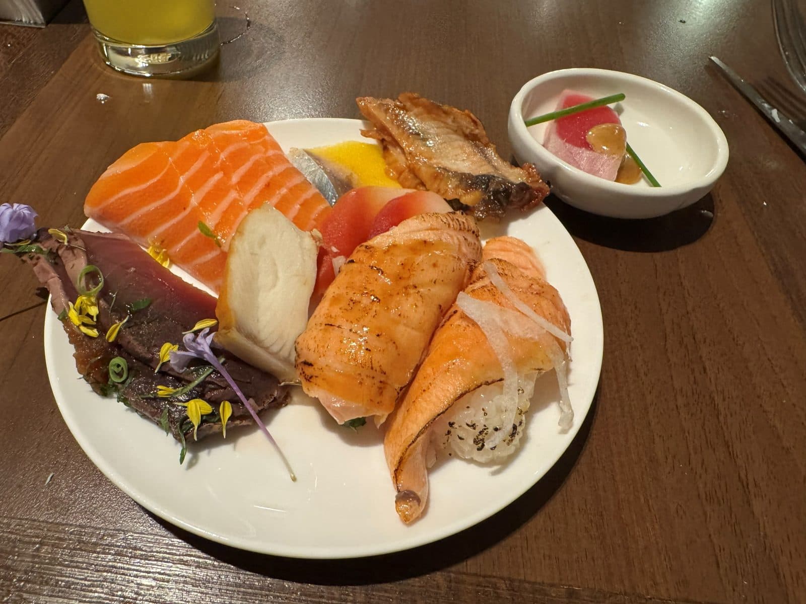 鮭魚、鮪魚、白肉魚生魚片與炙燒鮭魚握壽司