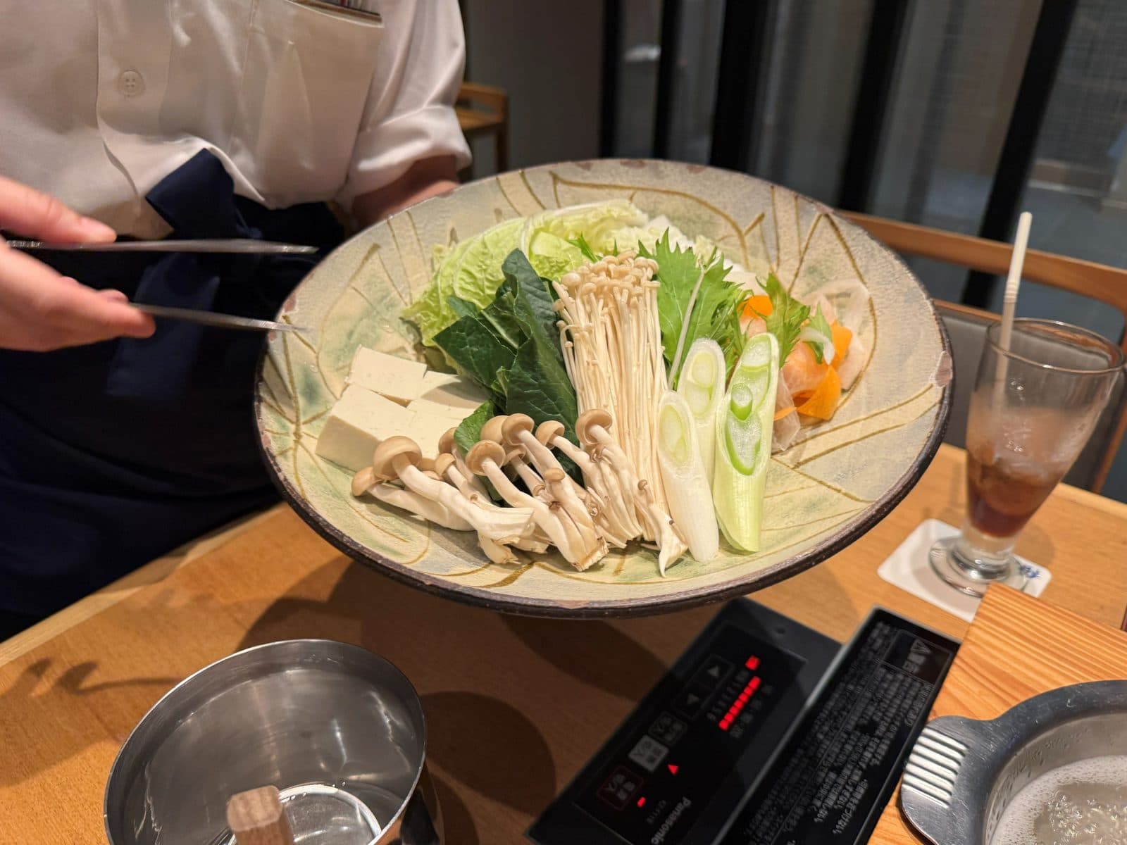 涮涮鍋的配菜盤,有白菜、青菜、豆腐與菇類