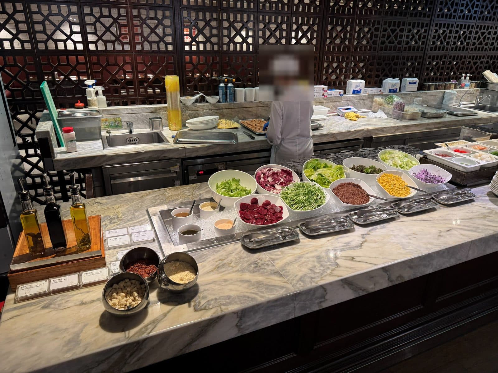 生菜沙拉吧的各種生菜、玉米與醬料