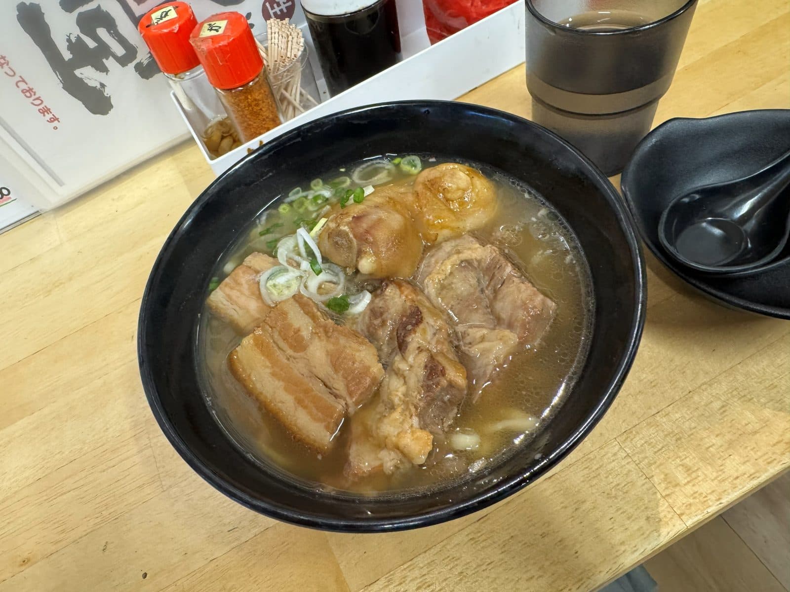 軟骨ソーキそば,湯麵上放著大塊燉豬肉與帶軟骨的排骨