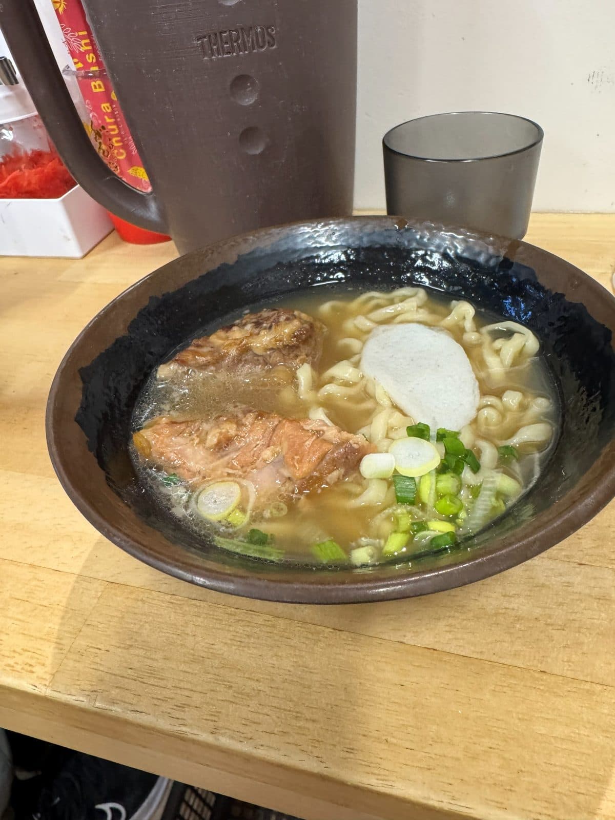 ソーキそば,湯麵上有燉排骨、魚板與蔥花