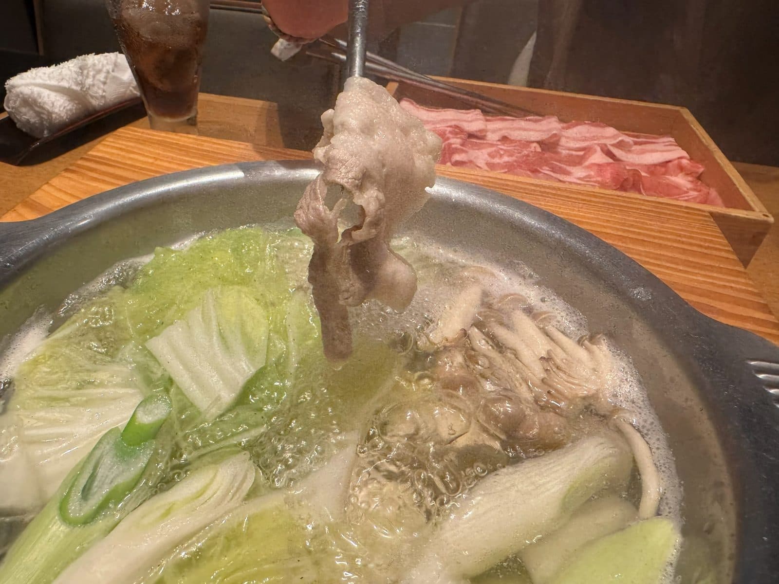 夾起阿古豬肉片放進滾水裡涮
