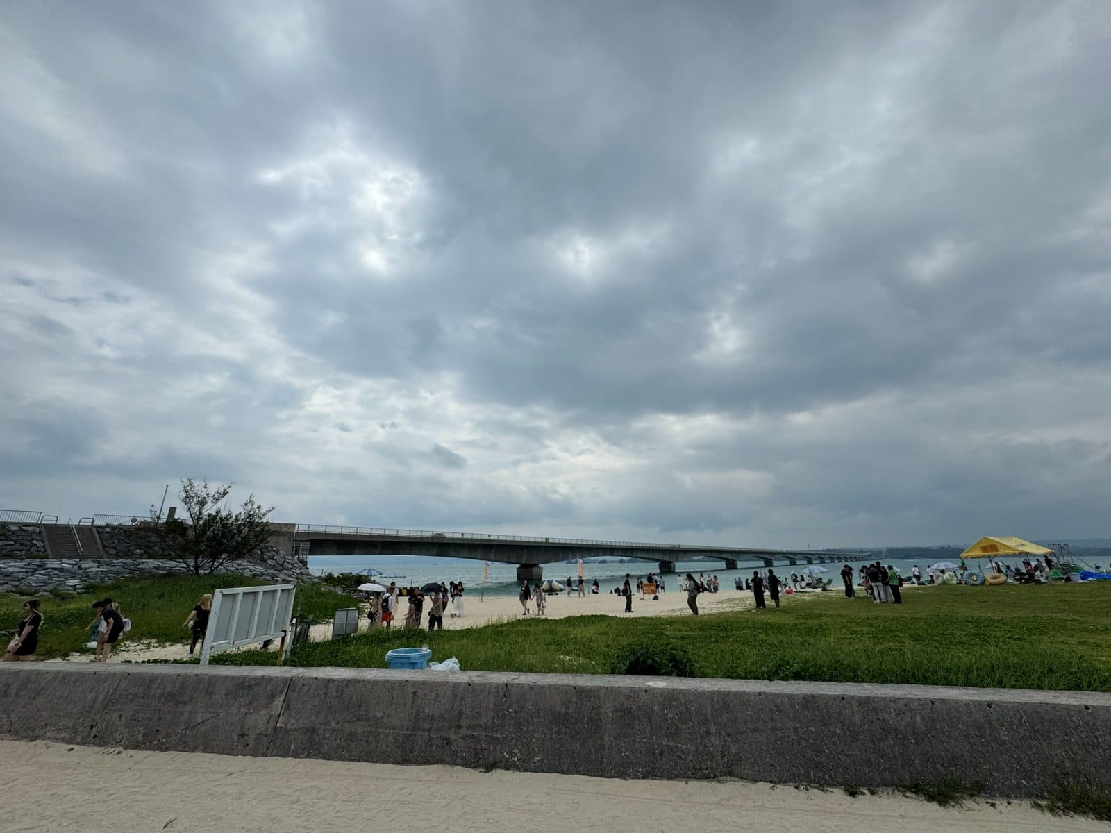 古宇利島大橋旁的沙灘,遠方就是古宇利大橋