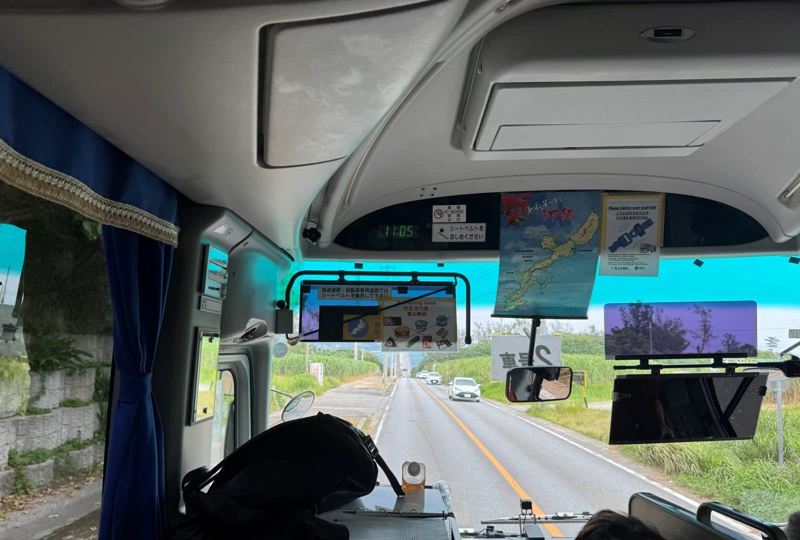北部一日遊的巴士車內,擋風玻璃外是往北的道路