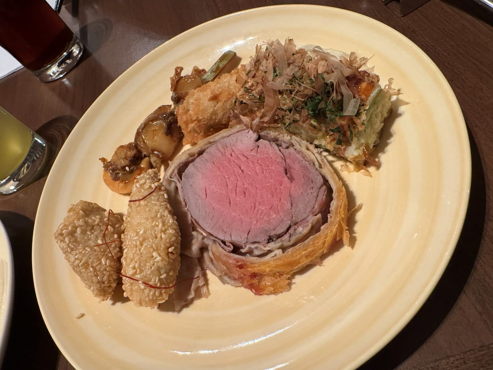 威靈頓牛排,酥皮裡是粉紅色的牛肉,旁邊有炸物